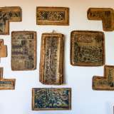 ...notammo affissi in soggiorno degli intricati disegni: erano i modelli usati nella prima met� del 900 per realizzare i tappeti